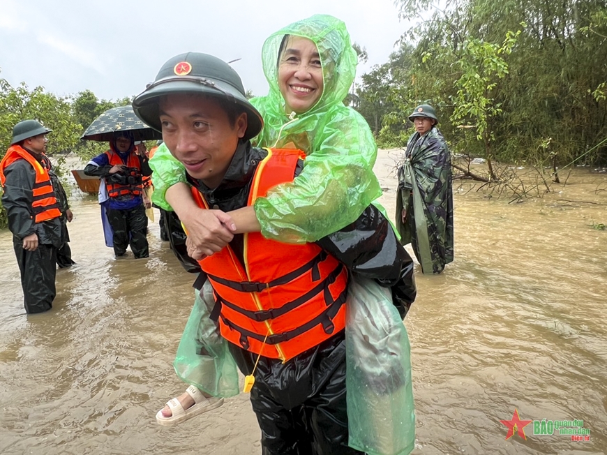 Hà Nội: Lực lượng vũ trang dầm mình trong mưa giúp dân