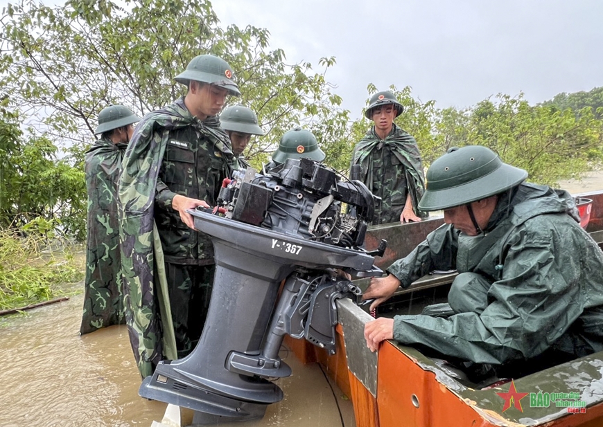 Hà Nội: Lực lượng vũ trang dầm mình trong mưa giúp dân