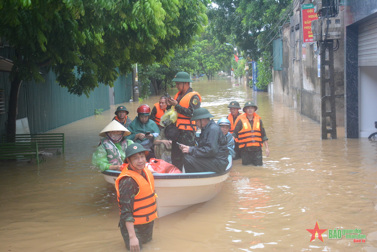 Huyện Thanh Trì (Hà Nội): Đưa hơn 7.500 người tại các vùng bị ngập đến nơi an toàn