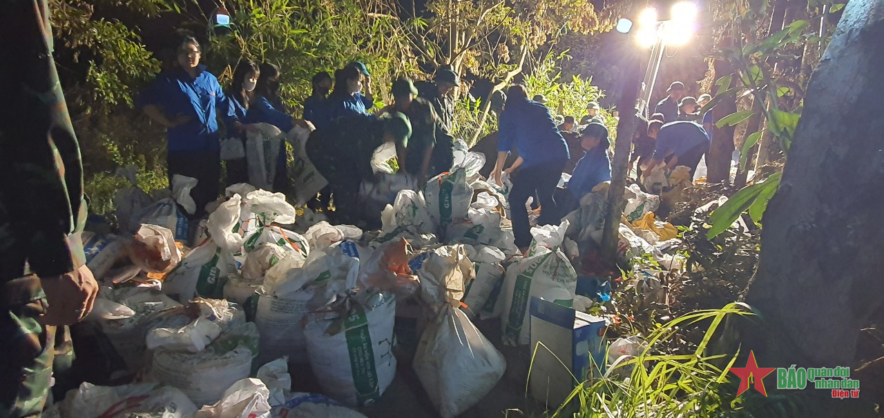 Hơn 100 cán bộ, chiến sĩ Lữ đoàn 649 xuyên đêm giúp dân hộ đê xung yếu

​