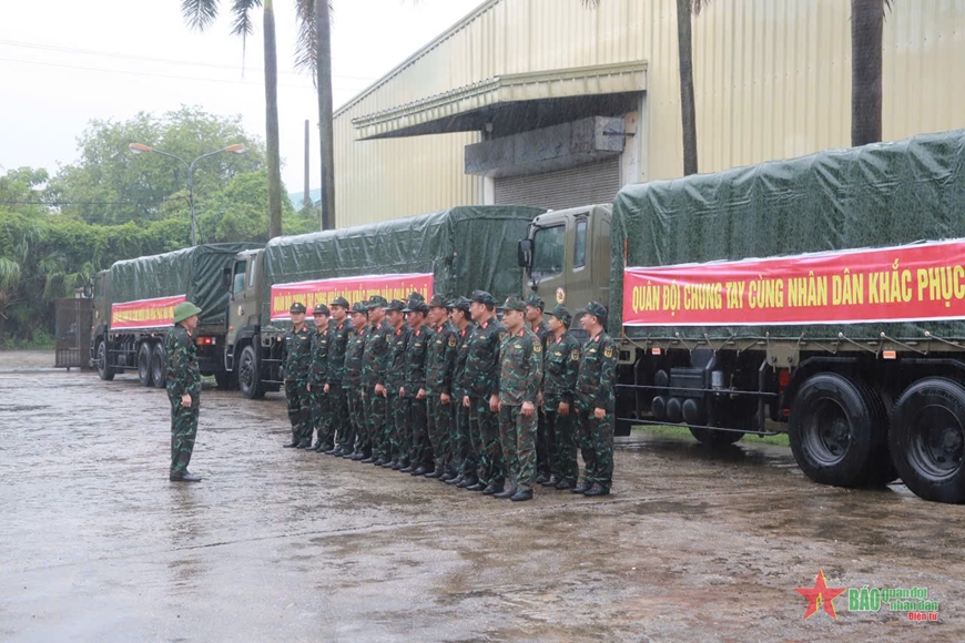 Tổng cục Hậu cần chỉ đạo tiếp nhận, vận chuyển lương thực hỗ trợ nhân dân bị ảnh hưởng bão lũ