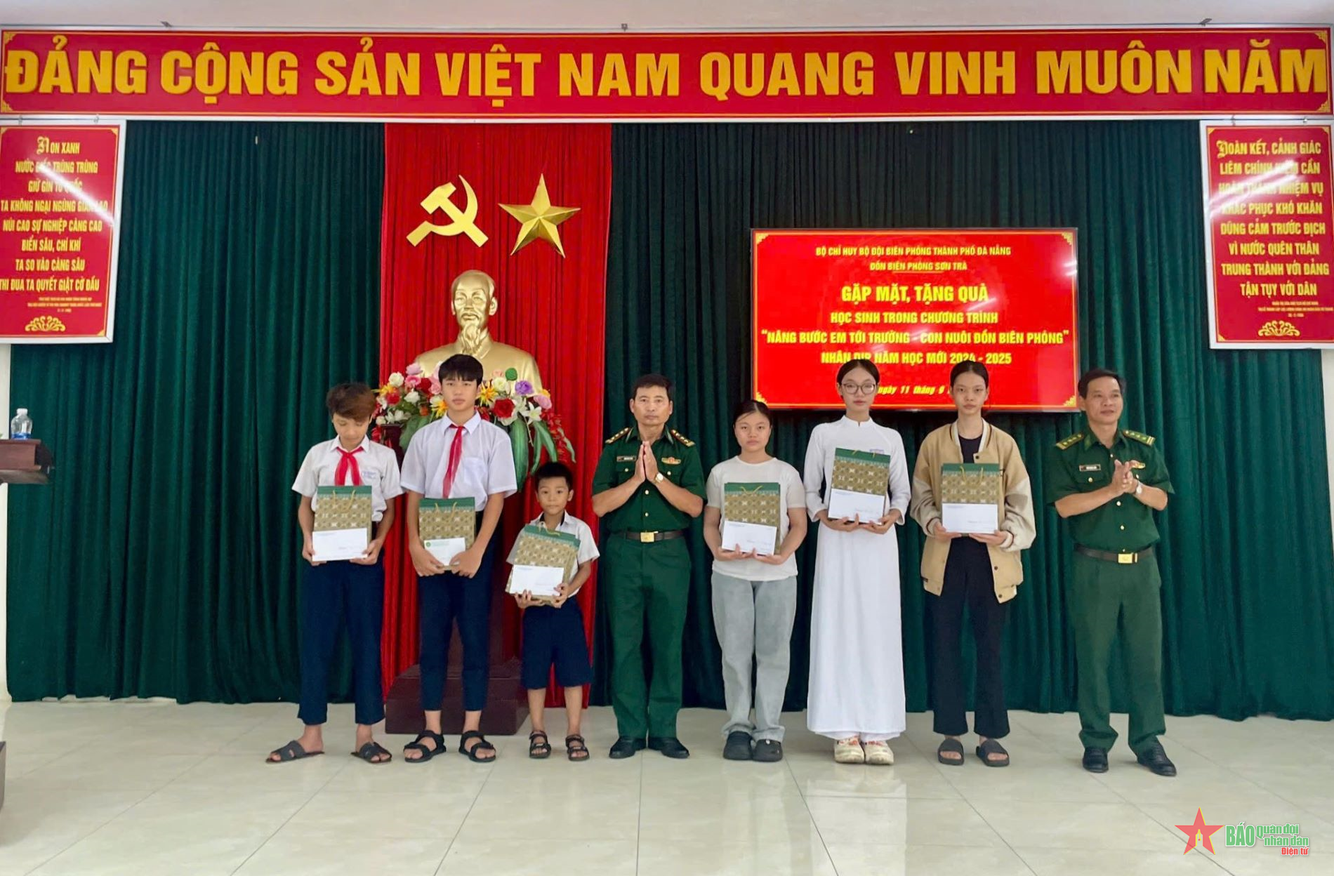 Trao quà tặng học sinh trong chương trình “Nâng bước em tới trường” và “Con nuôi Đồn Biên phòng”