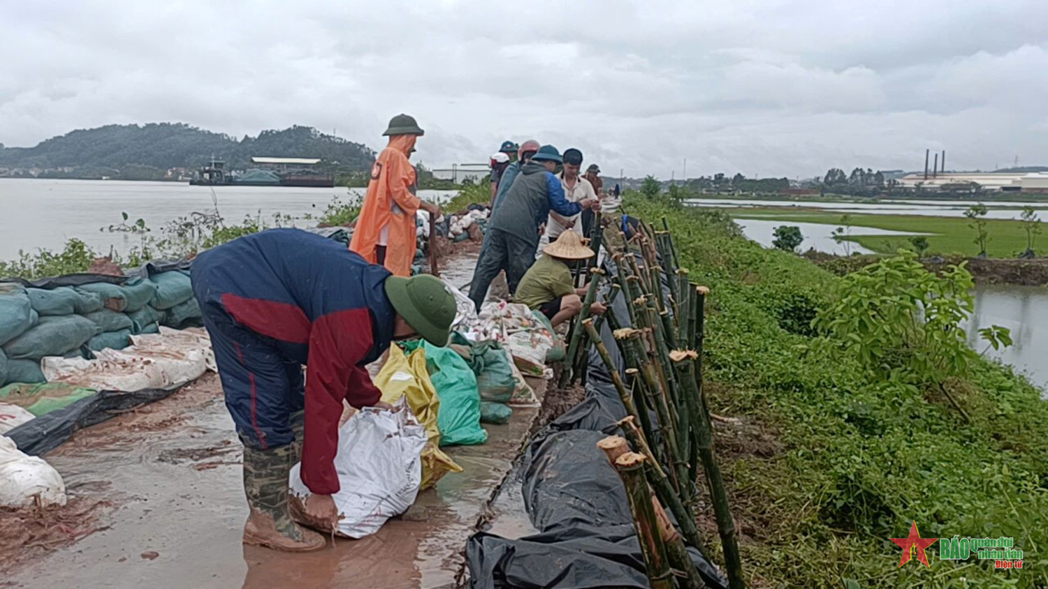 Tỉnh Bắc Giang tiếp tục khắc phục hậu quả mưa lũ, sơ tán nhân dân ra khỏi vị trí nguy hiểm

