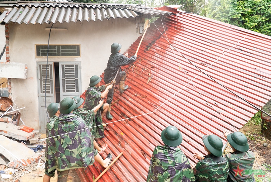 Yên Bái: Bộ đội căng mình giúp dân xử lý bùn đất