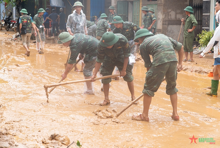 Yên Bái: Bộ đội căng mình giúp dân xử lý bùn đất