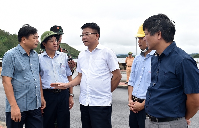 Phó thủ tướng Lê Thành Long kiểm tra vận hành hồ thủy điện Thác Bà