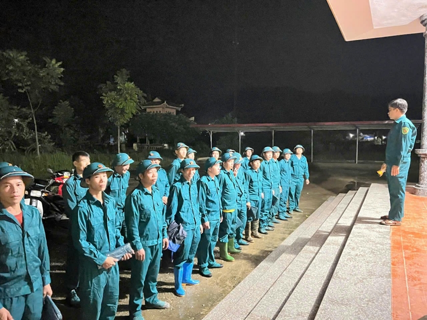 Gần 280 cán bộ, chiến sĩ giúp dân khắc phục sự cố vỡ đê tại Tuyên Quang