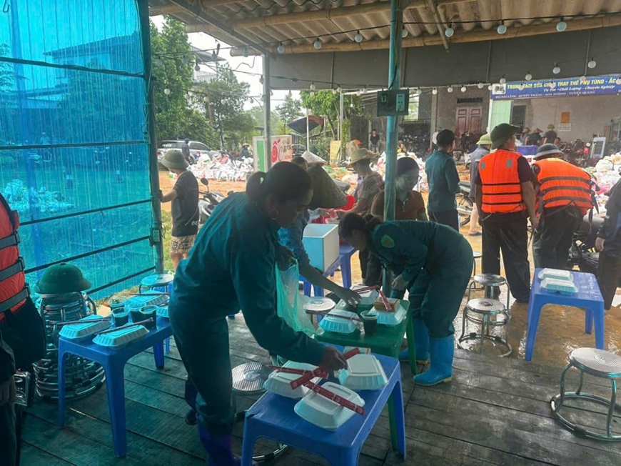Gần 280 cán bộ, chiến sĩ giúp dân khắc phục sự cố vỡ đê tại Tuyên Quang