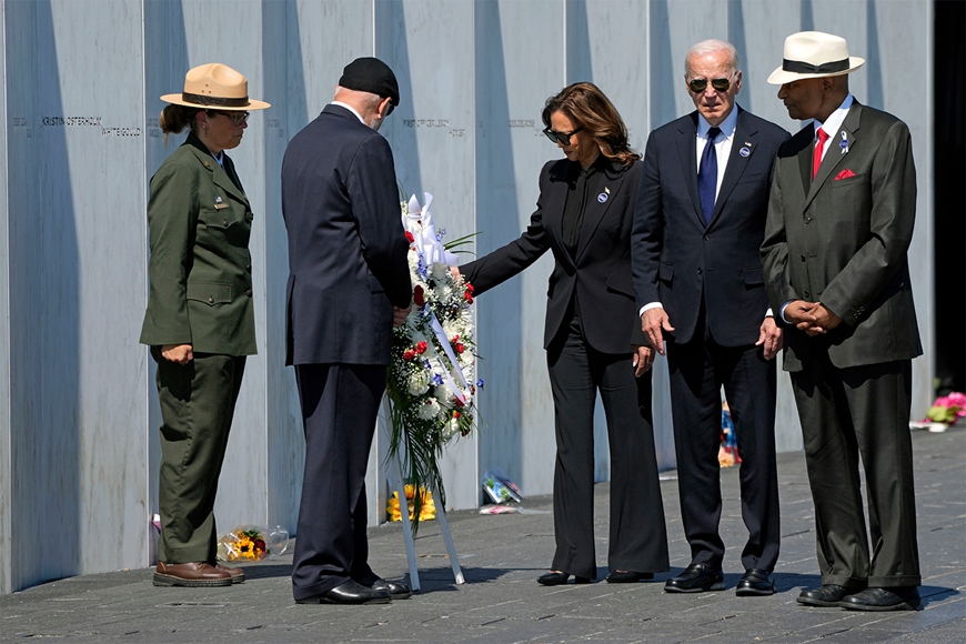 Tổng thống Mỹ Joe Biden và Phó tổng thống Kamala Harris đặt vòng hoa tưởng niệm những nạn nhân vụ tấn công khủng bố 11-9 tại bang Pennsylvania. Ảnh: AP