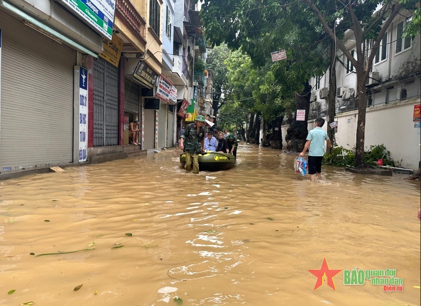 Ban Chỉ huy Quân sự quận Ba Đình hỗ trợ người dân vùng ngập lụt