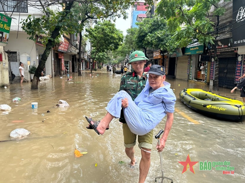 Ban Chỉ huy Quân sự quận Ba Đình hỗ trợ người dân vùng ngập lụt