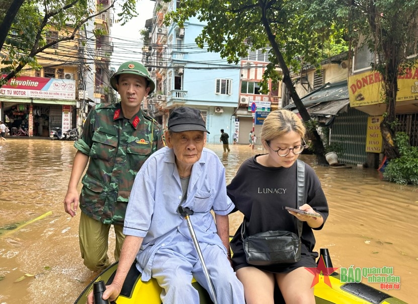 Ban Chỉ huy Quân sự quận Ba Đình hỗ trợ người dân vùng ngập lụt