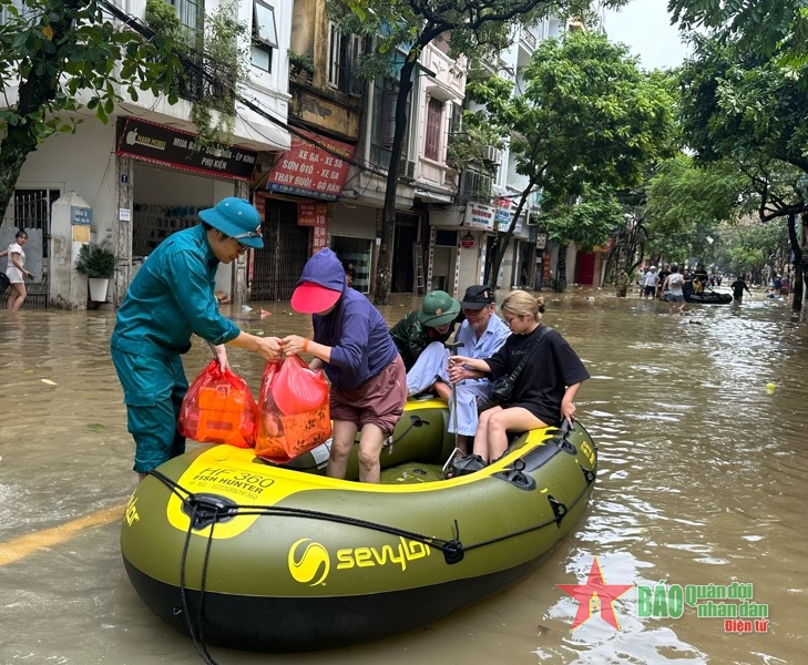 Ban Chỉ huy Quân sự quận Ba Đình hỗ trợ người dân vùng ngập lụt