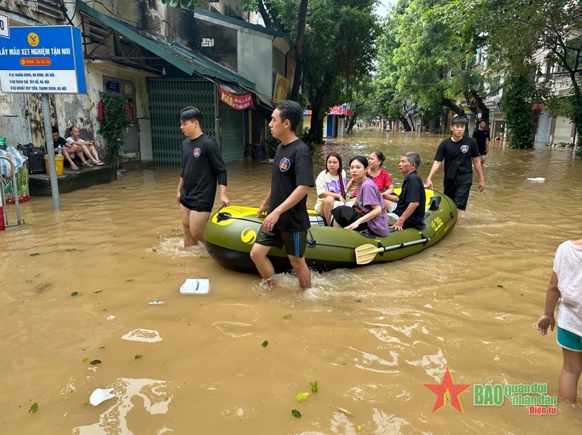 Ban Chỉ huy Quân sự quận Ba Đình hỗ trợ người dân vùng ngập lụt