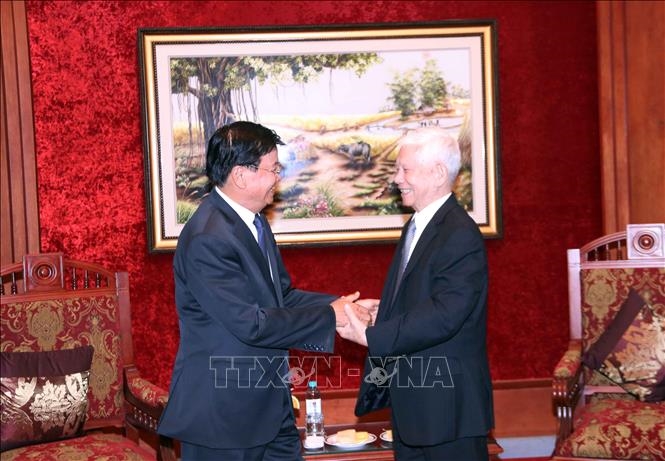 Tổng Bí thư, Chủ tịch nước Lào gặp gỡ các đồng chí nguyên Chủ tịch nước Nguyễn Minh Triết và Trương Tấn Sang