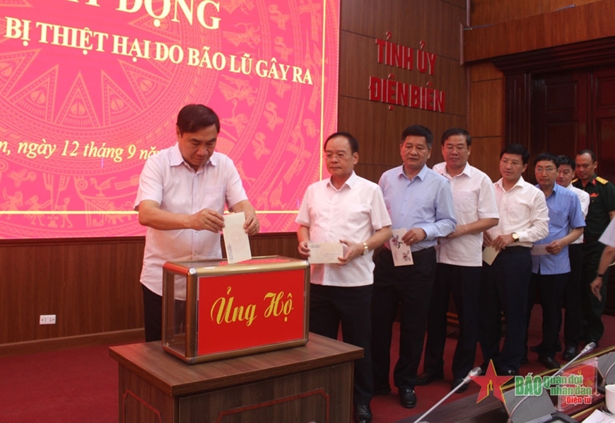 Bí thư Tỉnh ủy Trần Quốc Cường cùng các đồng chí lãnh đạo tỉnh Điện Biên ủng hộ đồng bào bị thiệt hại do bão lũ.