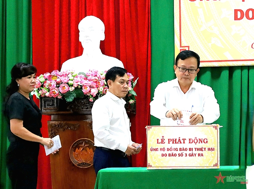Lãnh đạo thành phố Cần Thơ quyên góp ủng hộ đồng bào bị thiệt hại do bão số 3.