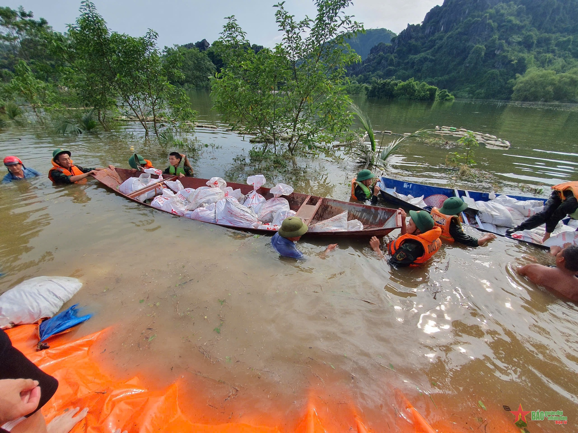 Hà Nội: Bộ đội cơ động giúp dân chống ngập tại huyện Mỹ Đức