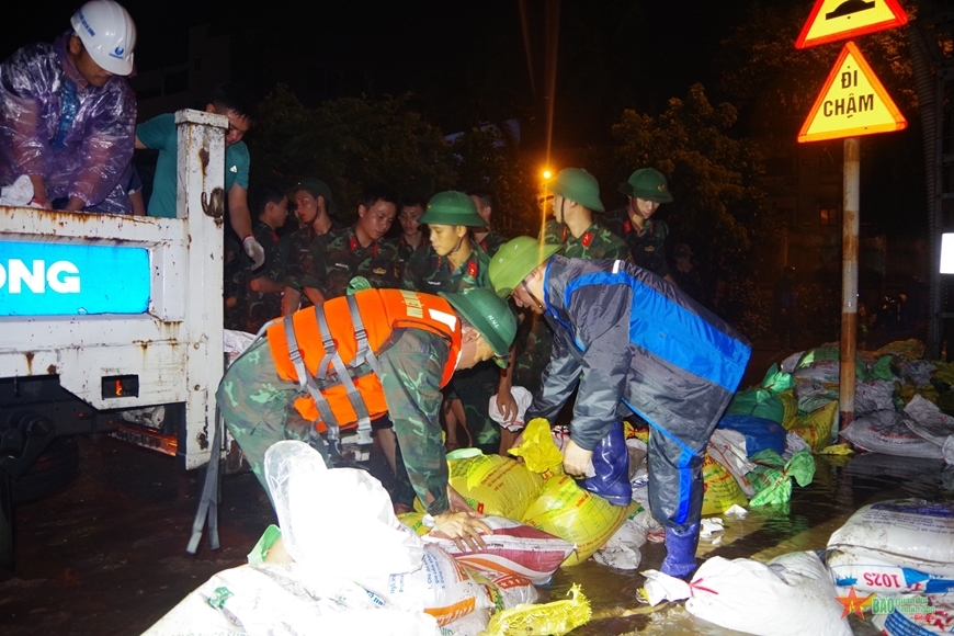 Lực lượng vũ trang dốc sức giúp dân khắc phục hậu quả bão số 3