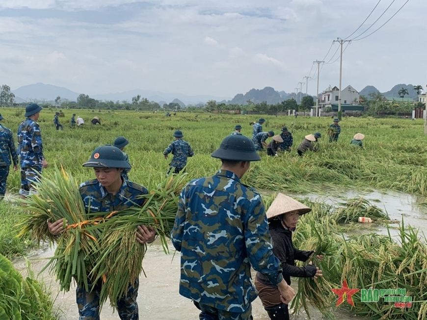Cán bộ, học viên Học viện Phòng không - Không quân tham gia giúp nhân dân khắc phục hậu quả mưa lũ.