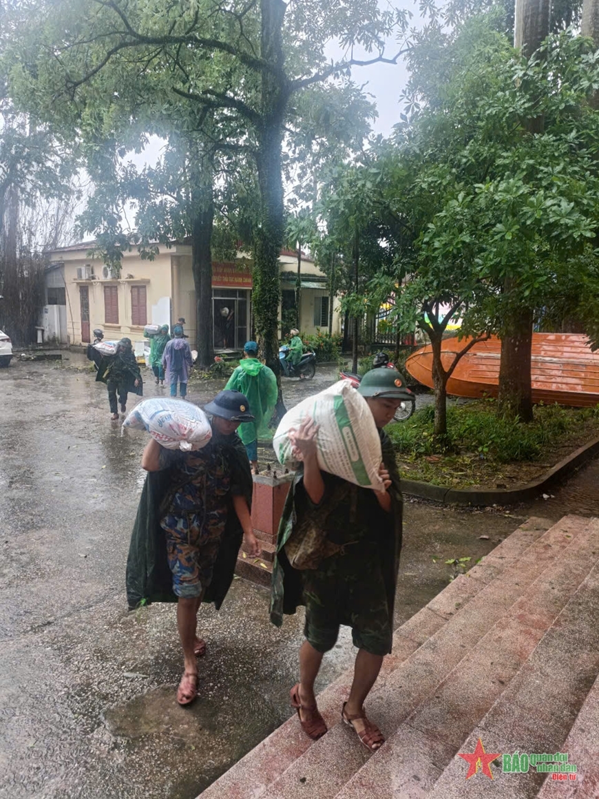 Trường Sĩ quan Đặc công giúp nhân dân trên địa bàn huyện Mỹ Đức (Hà Nội) sơ tán tài sản đến nơi an toàn.