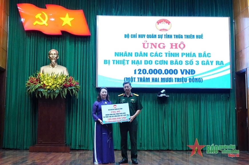Đại tá Nguyễn Đình Khoa trao số tiền 120 triệu đồng ủng hộ nhân dân các tỉnh, thành phố phía Bắc.