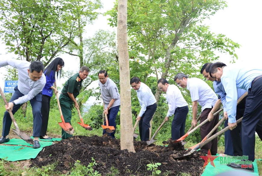 Phó chủ tịch Quốc hội Trần Quang Phương làm việc với lãnh đạo tỉnh Điện Biên