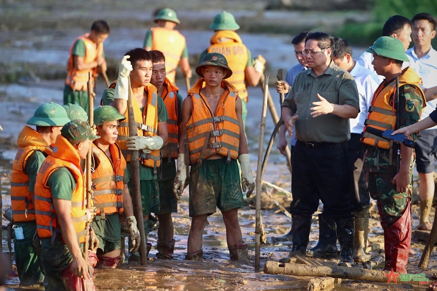 Thủ tướng Phạm Minh Chính động viên các lực lượng tìm kiếm cứu nạn tại Làng Nủ (Lào Cai)