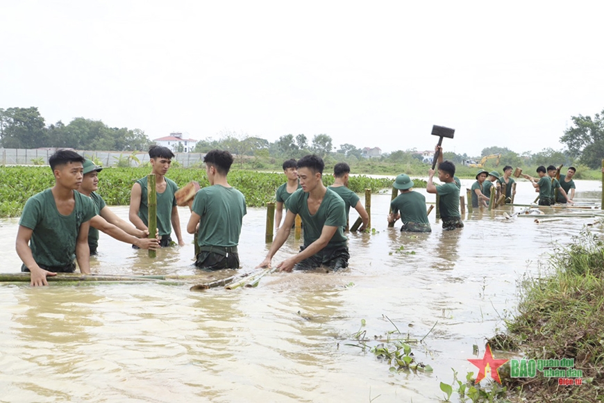 Quân đội tỏa đi vùng lũ giúp dân
