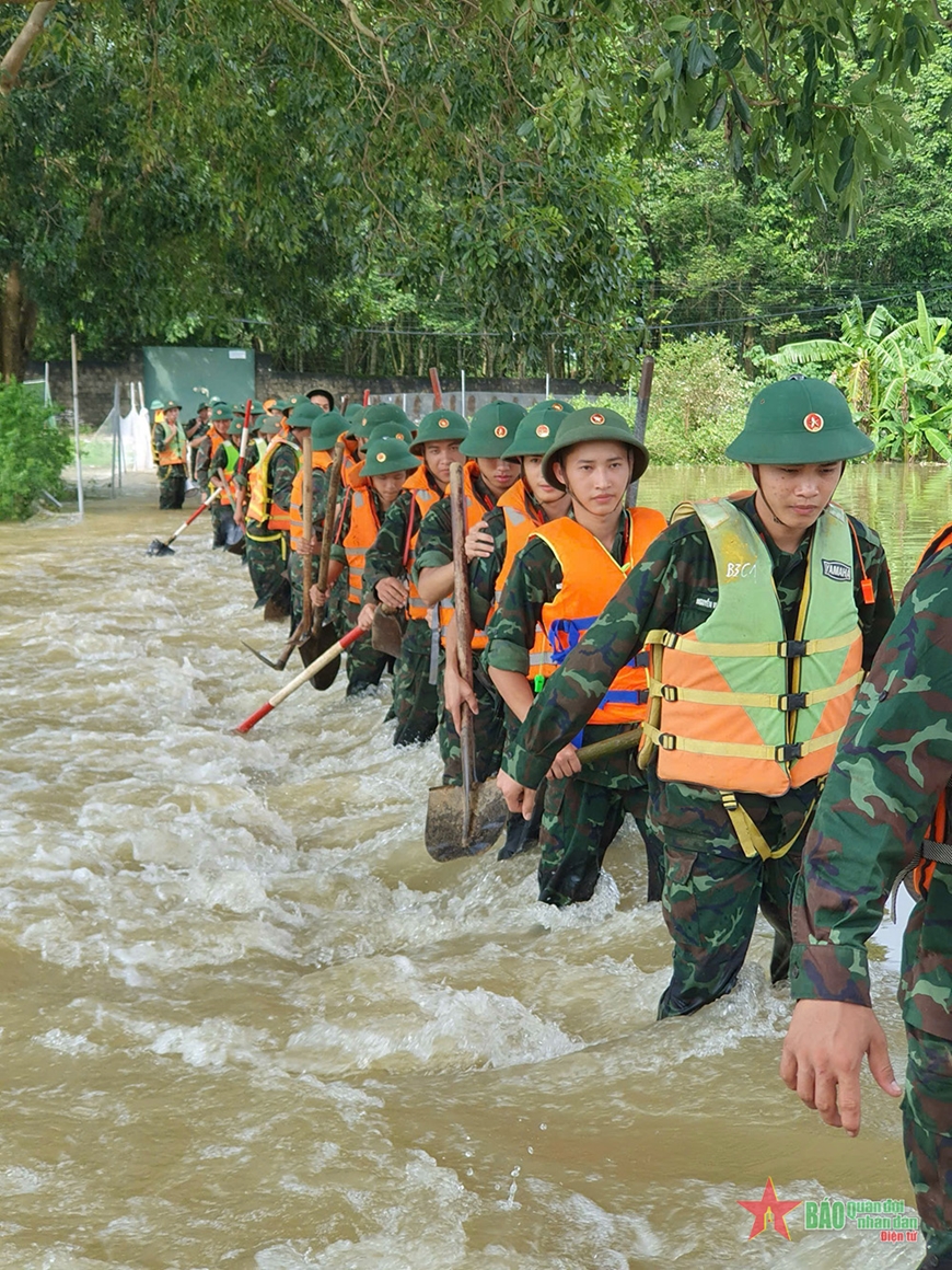 Quân đội tỏa đi vùng lũ giúp dân