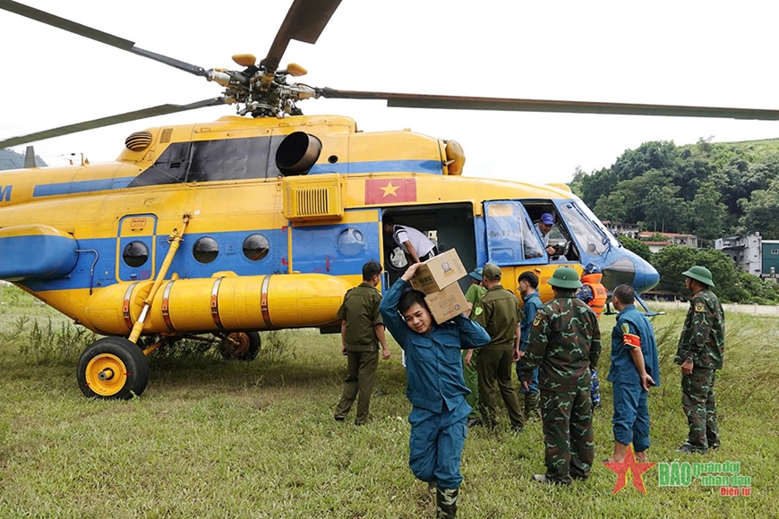 Quân đội tỏa đi vùng lũ giúp dân