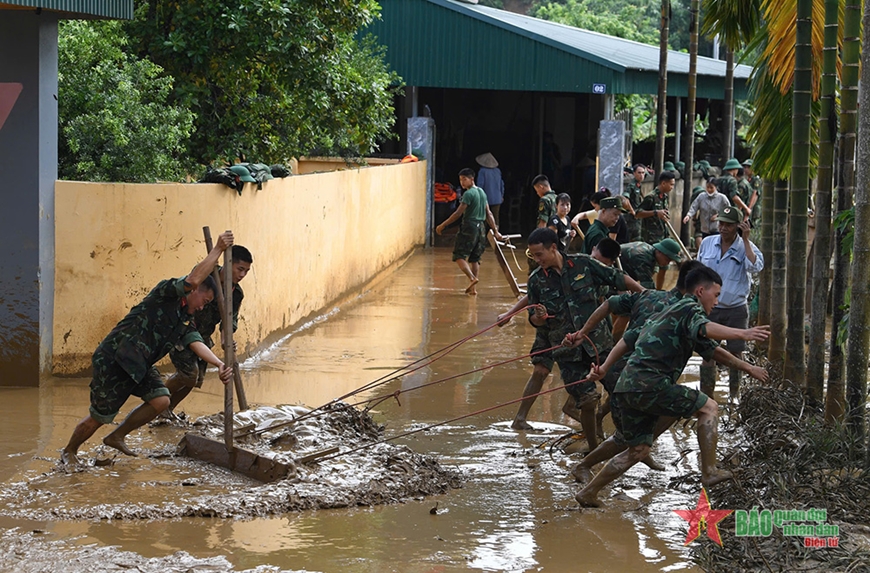 Quân đội tỏa đi vùng lũ giúp dân