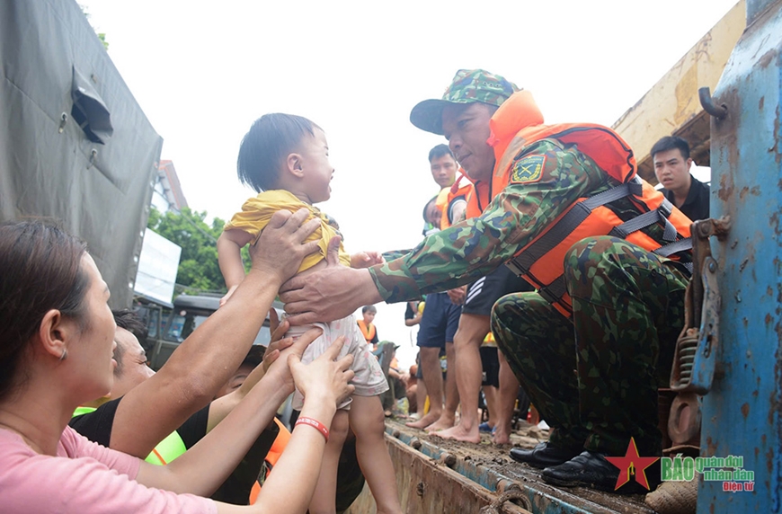 Quân đội tỏa đi vùng lũ giúp dân