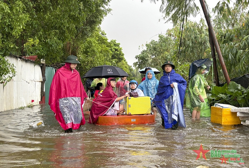 Quân đội tỏa đi vùng lũ giúp dân