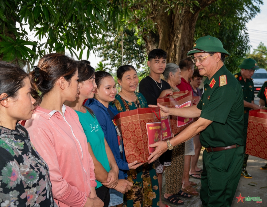 Tổng cục Kỹ thuật trao quà hỗ trợ người dân tại Chương Mỹ (Hà Nội)