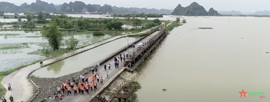 Trắng đêm canh nước lũ ở Ninh Bình