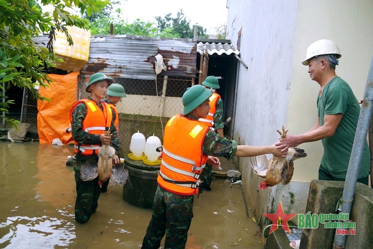 Lữ đo&agrave;n 368 sơ t&aacute;n nh&acirc;n d&acirc;n đến vị tr&iacute; an to&agrave;n