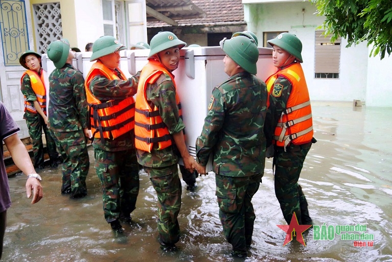 Lữ đo&agrave;n 368 sơ t&aacute;n nh&acirc;n d&acirc;n đến vị tr&iacute; an to&agrave;n