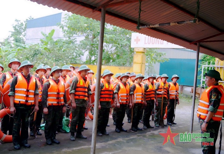 Lữ đo&agrave;n 368 sơ t&aacute;n nh&acirc;n d&acirc;n đến vị tr&iacute; an to&agrave;n