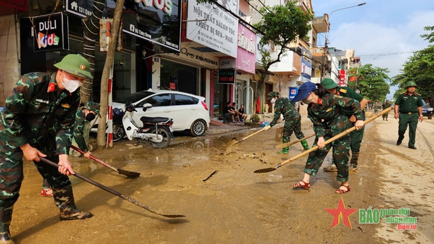 Bộ đội hối hả giúp dân dọn dẹp đường phố