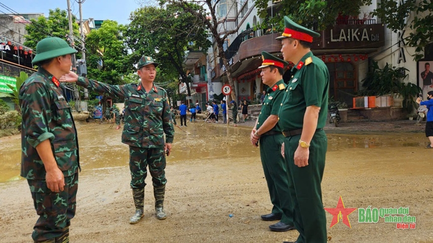 Bộ đội hối hả giúp dân dọn dẹp đường phố