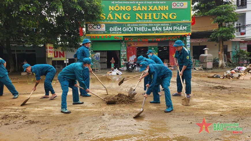 Bộ đội hối hả giúp dân dọn dẹp đường phố