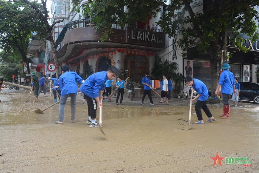 Bộ đội hối hả giúp dân dọn dẹp đường phố