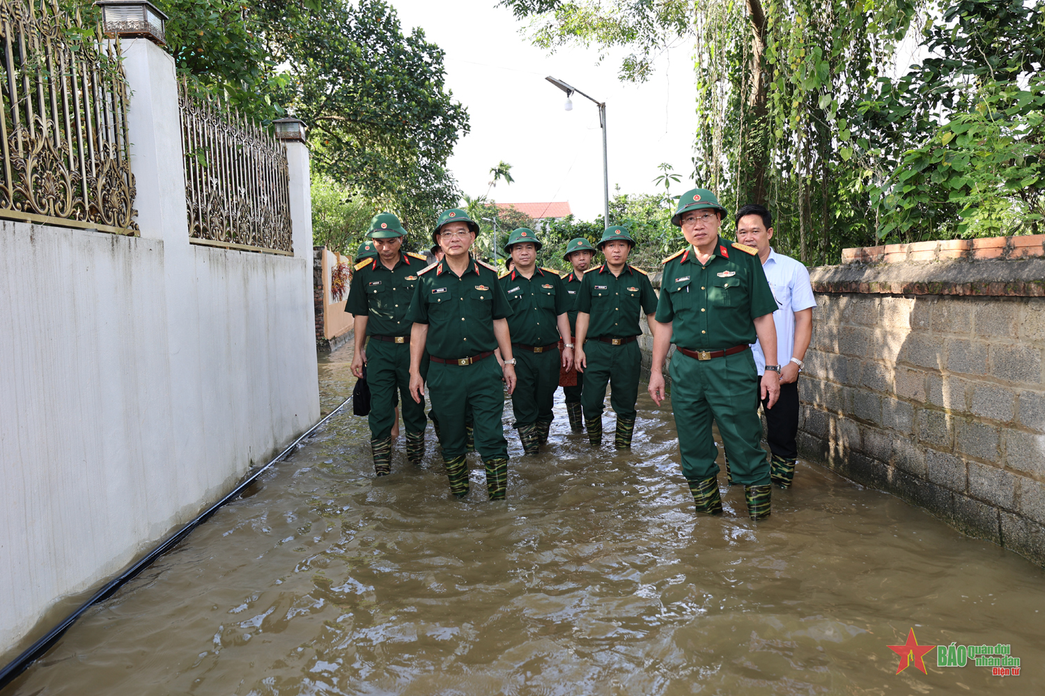 Trung tướng Trần Duy Hưng kiểm tra công tác giúp dân khắc phục hậu quả mưa, bão trên địa bàn Kho J106

​