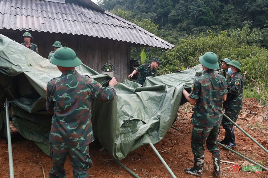 Công tác dựng nhà bạt được thực hiện nhanh chóng.