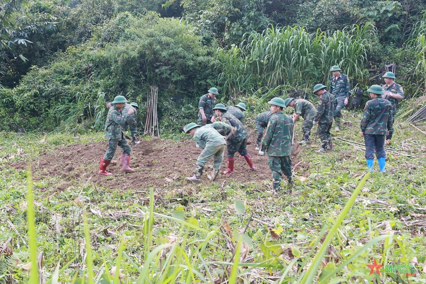 Dọn dẹp không gian để dựng nhà bạt tại vị trí theo kiến nghị của địa phương.