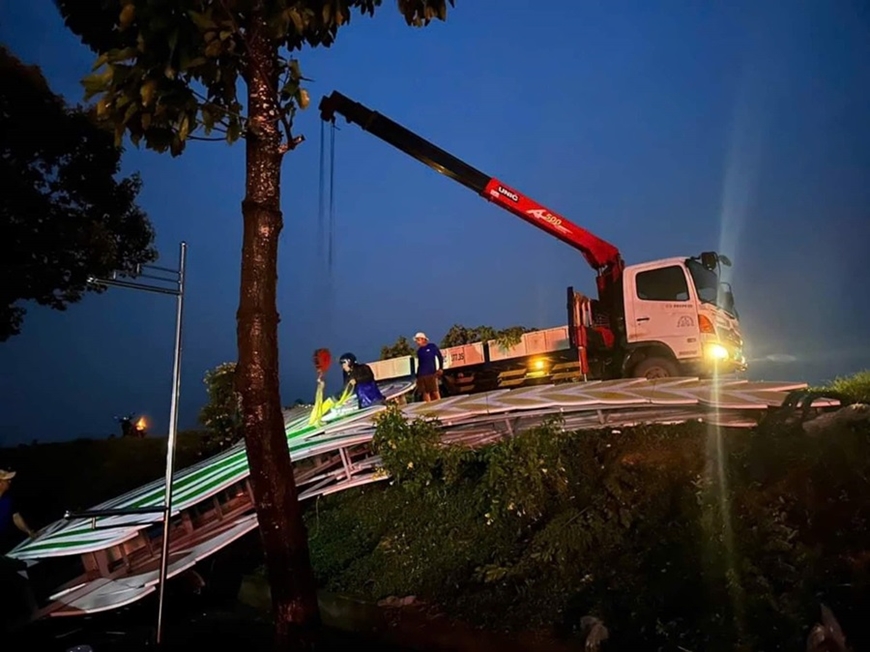 Long An: Mưa lớn kèm dông lốc làm tốc mái nhiều căn nhà