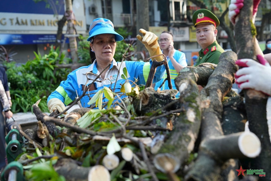 Hà Nội ra quân tổng vệ sinh môi trường khắc phục hậu quả cơn bão số 3