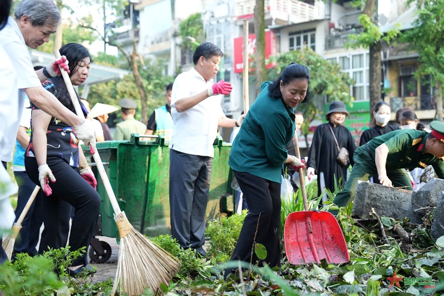 Hà Nội ra quân tổng vệ sinh môi trường khắc phục hậu quả cơn bão số 3