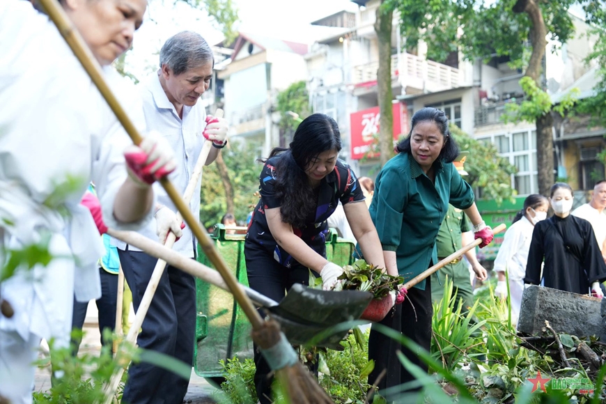 Hà Nội ra quân tổng vệ sinh môi trường khắc phục hậu quả cơn bão số 3